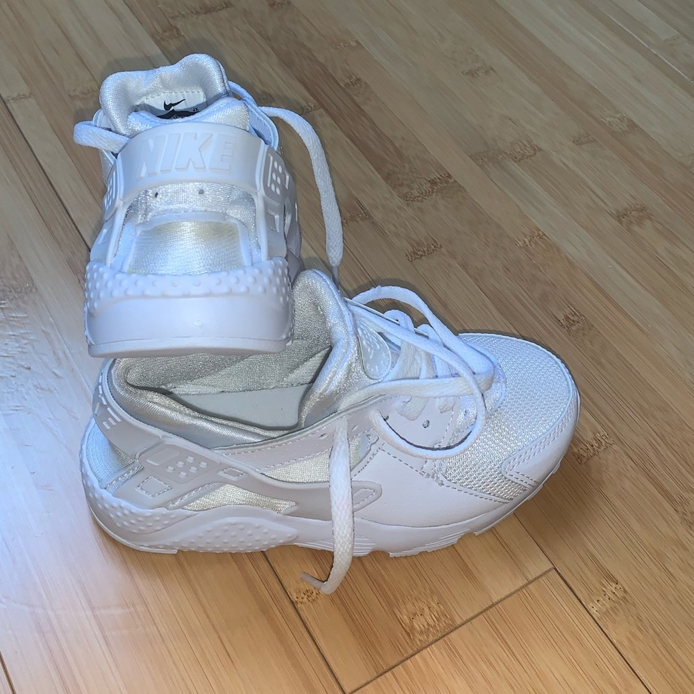 NEW NIKE Huarache 11C Excellent Condition
